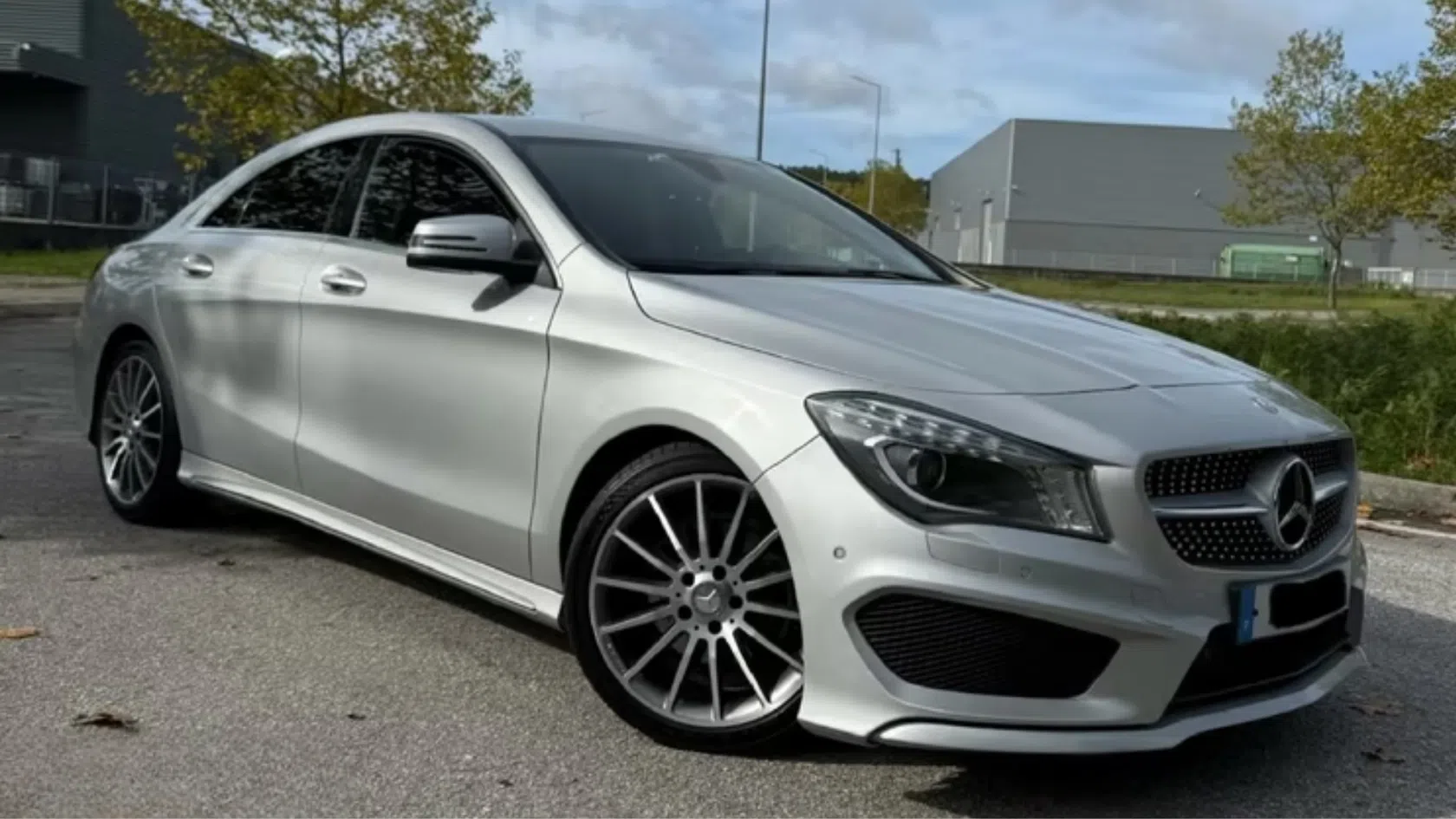 Mercedes cla cinzento